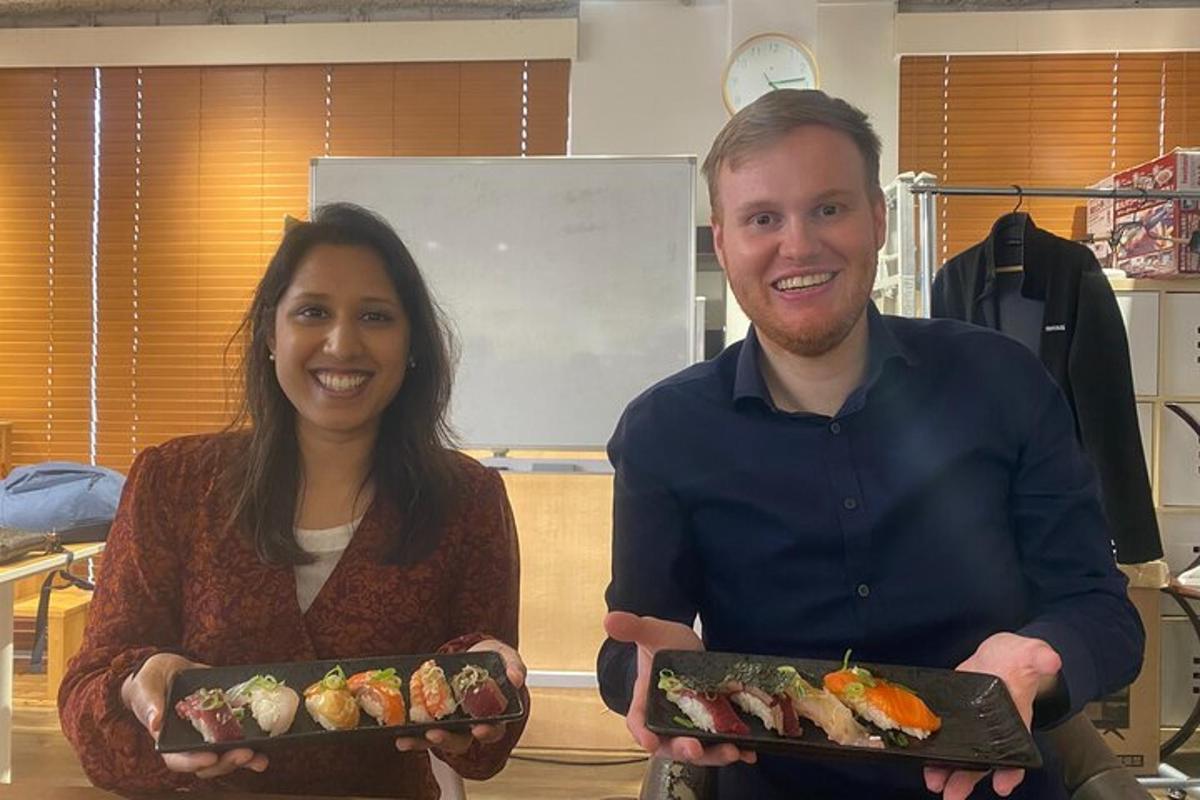 ein Mann und eine Frau halten zwei Teller mit Essen