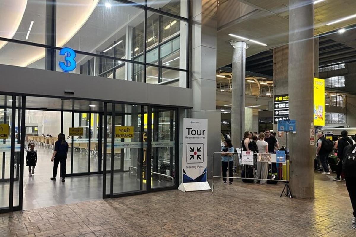 skupina ljudi, ki se sprehajajo po nakupovalnem središču