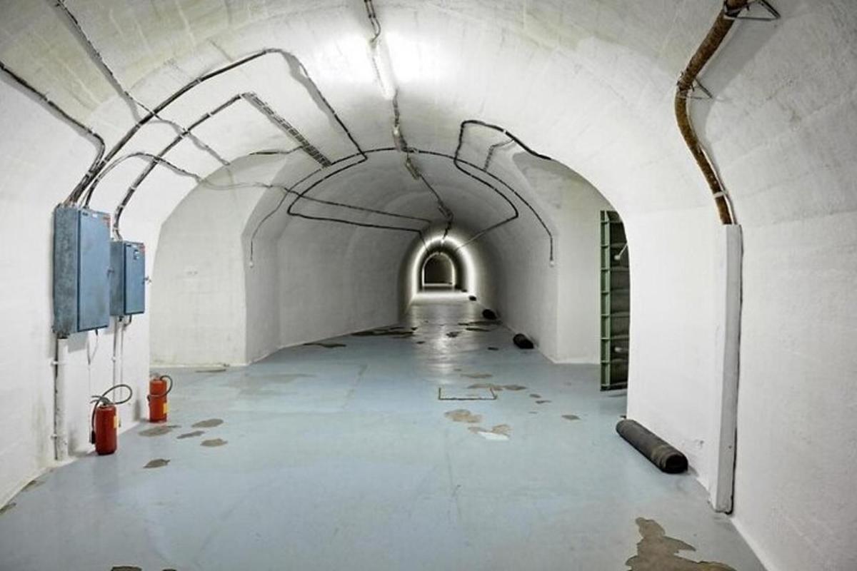 prázdná místnost s tunelem a požárním hydrantem