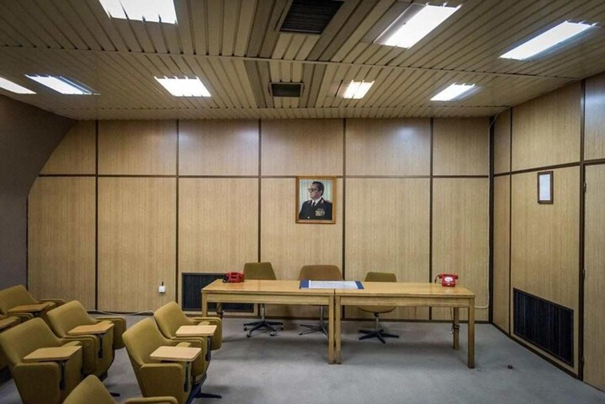 o sală de conferințe cu o masă mare și scaune din lemn