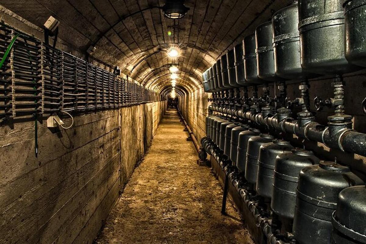 en lang tunnel med en rekke tønner i