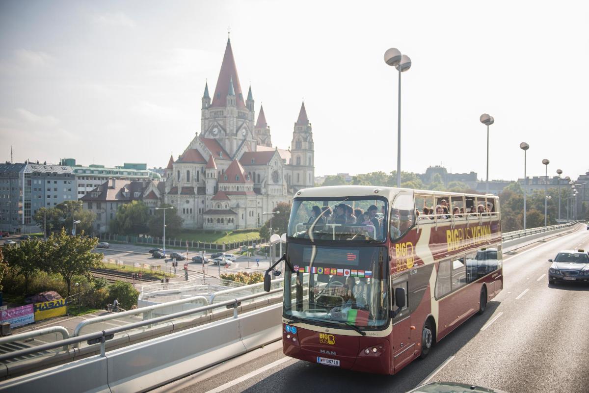 một chiếc xe buýt hai tầng đang chạy trên đường cao tốc