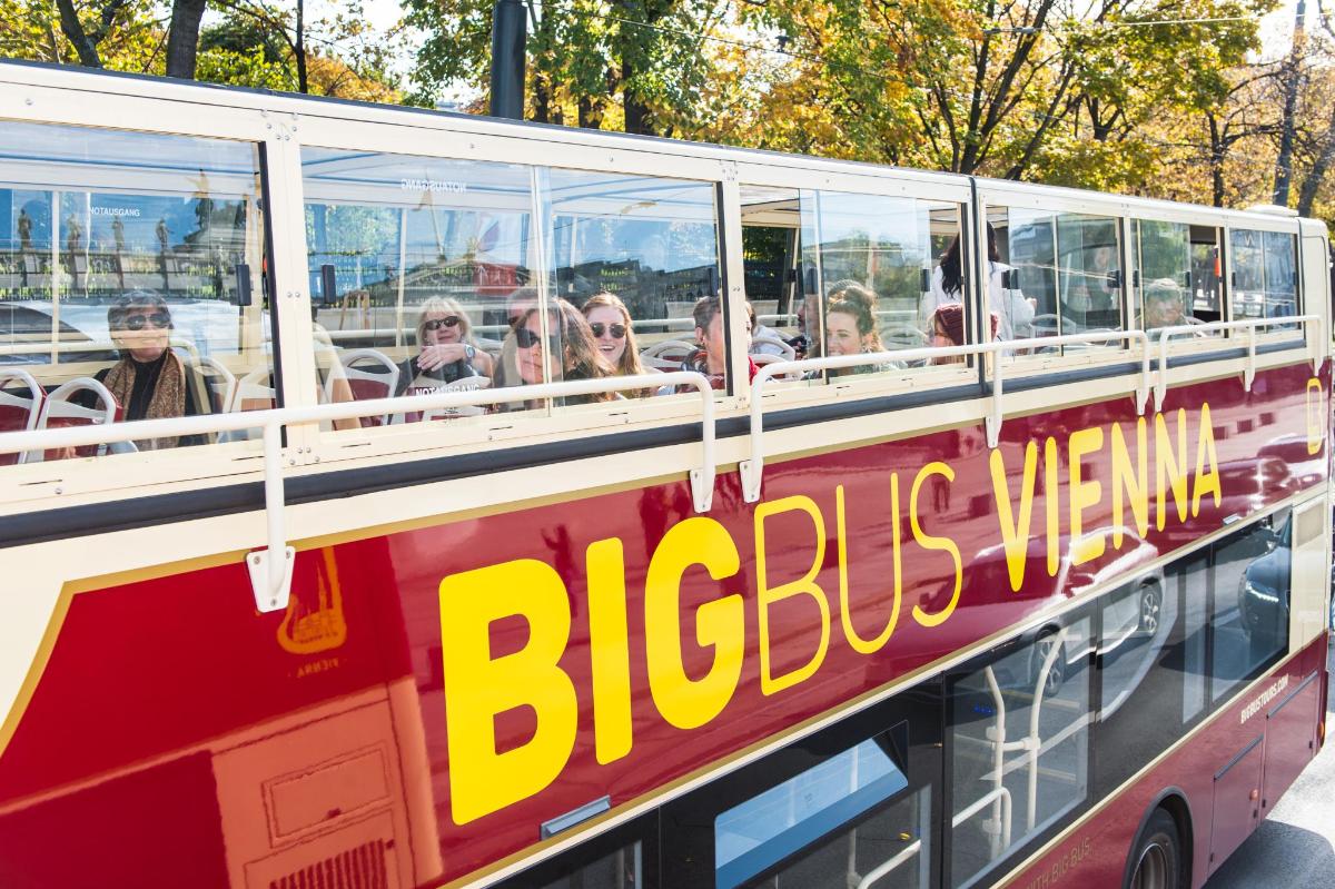 um grupo de pessoas andando de ônibus