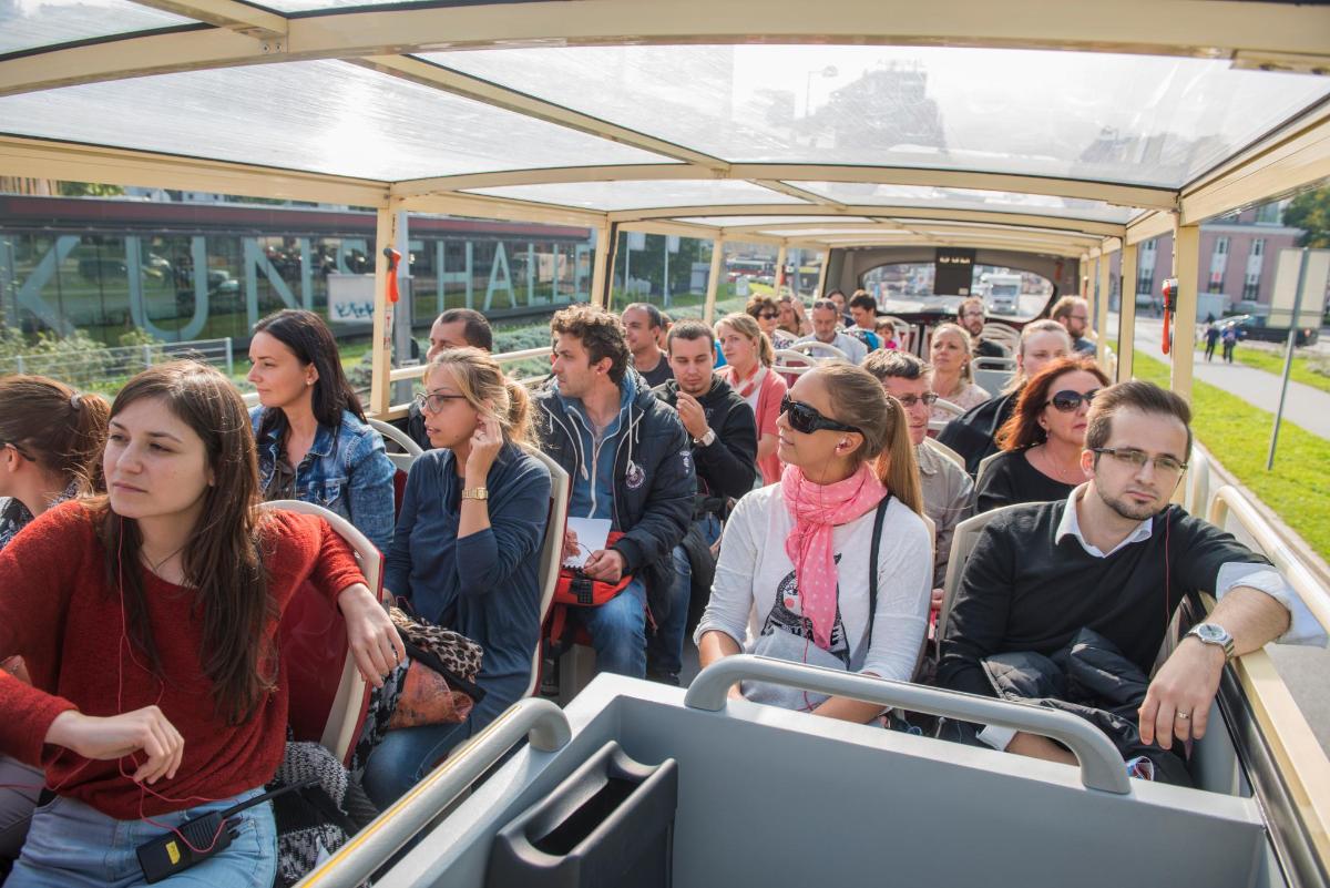 grupp inimesi, kes sõidavad bussis