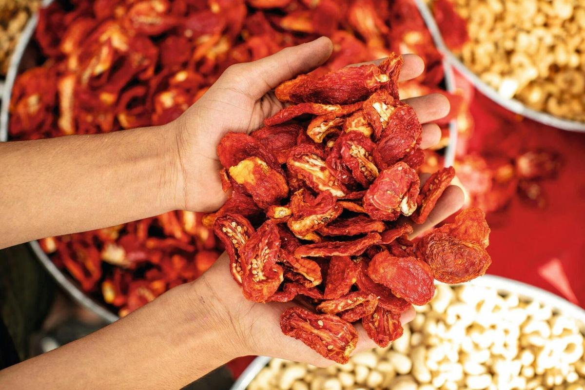 một người đang cầm một đống hạt khô