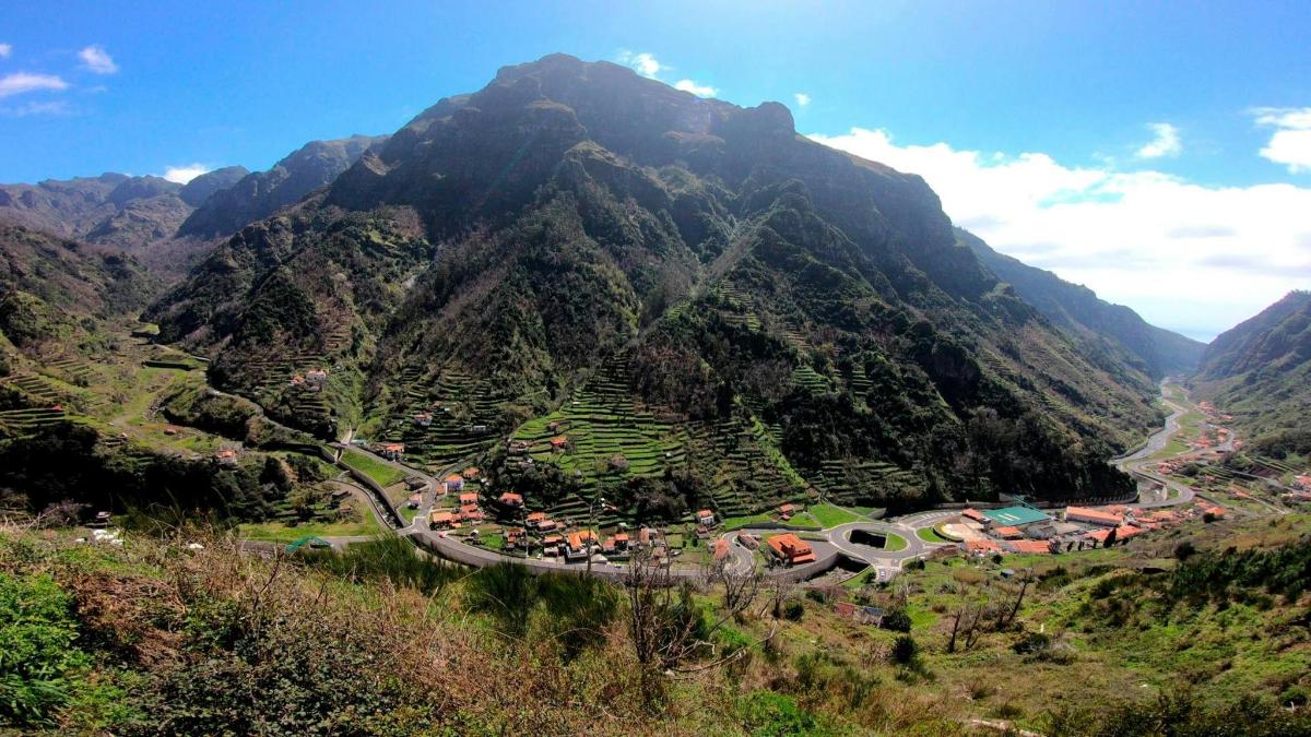 pemandangan gunung dengan desa dan jalan