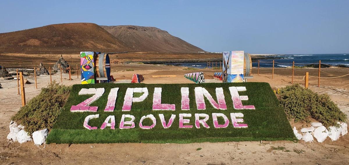 cedule s nápisem „zipline cabbageride on the beach“ (jízda na zipline ze zelí)