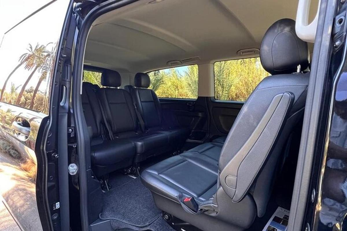 otevřené zadní sedadlo minivanu se zadními sedadly nahoře