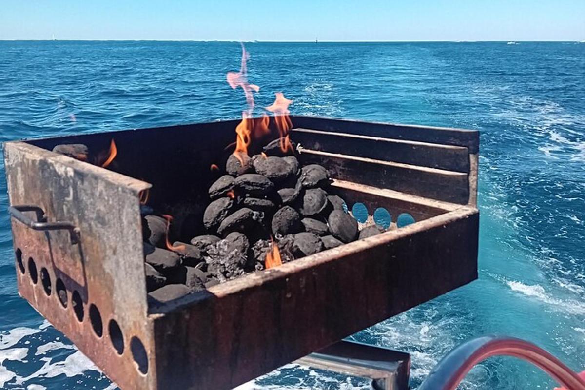 una foguera en un vaixell a l'aigua