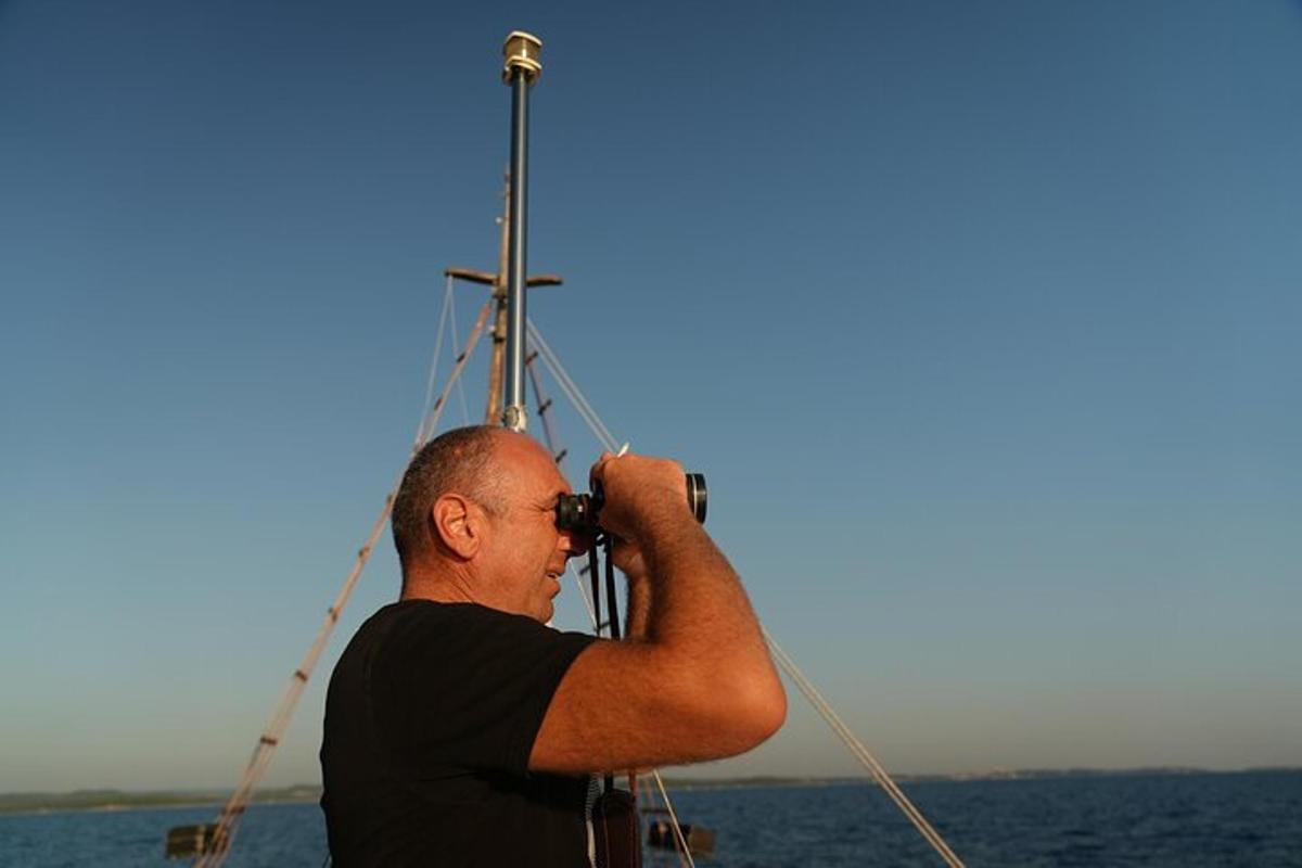 un home fent una foto de l'oceà amb una càmera