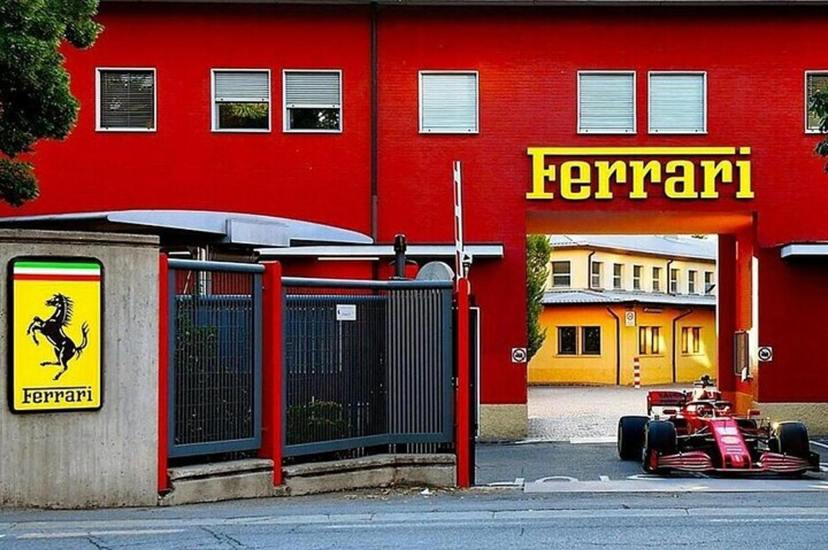 auto pysäköitynä punaisen rakennuksen eteen