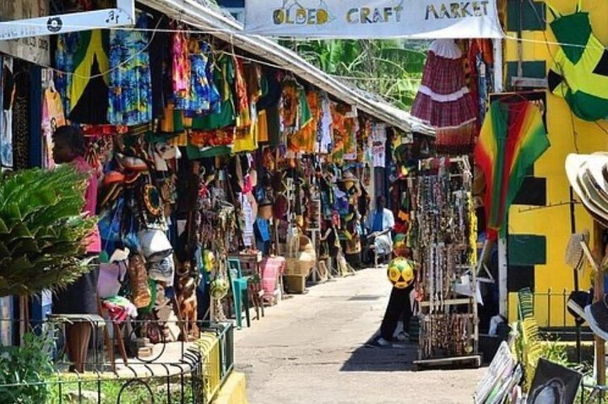 un mercato con un sacco di diversi tipi di articoli