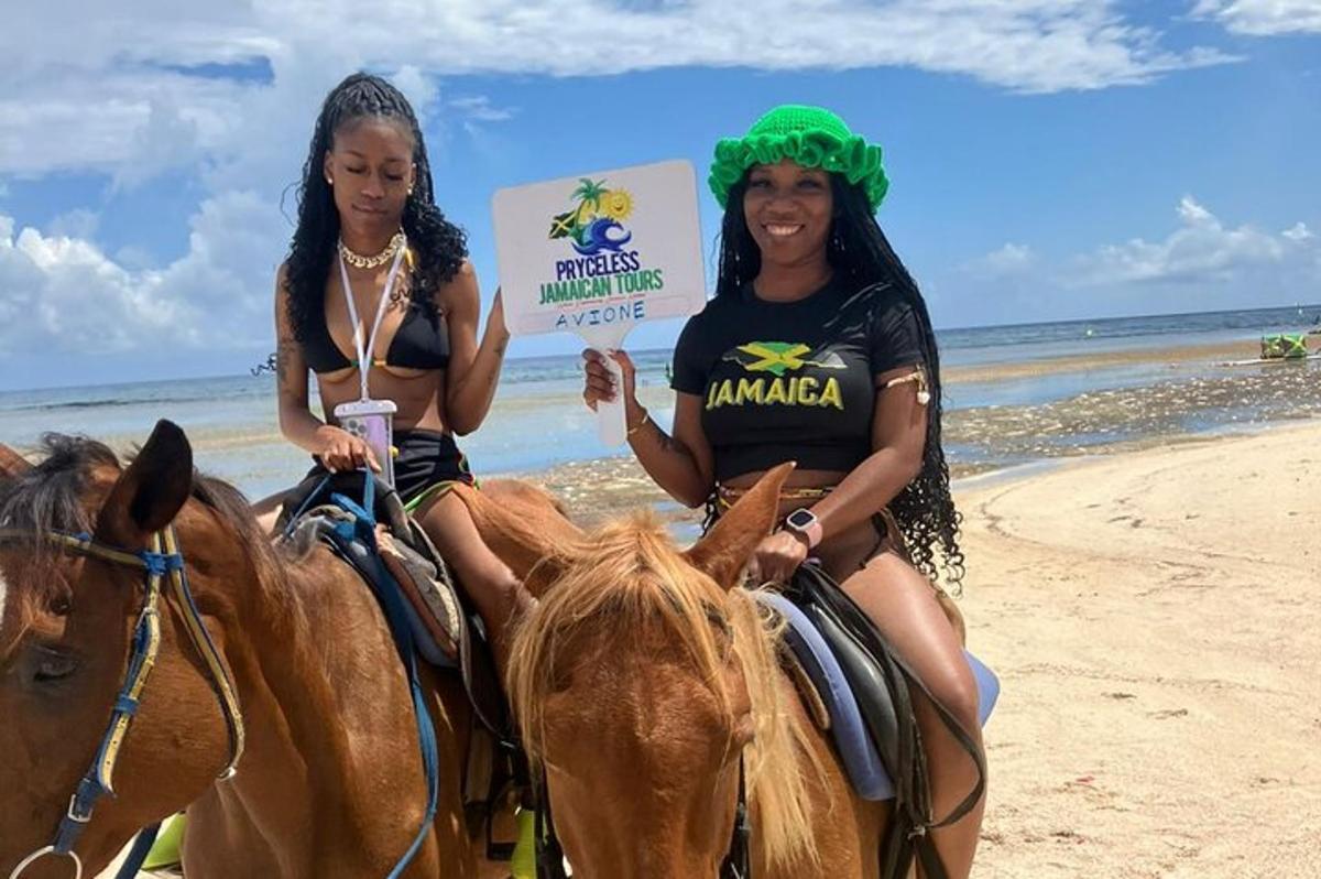 due donne stanno cavalcando sulla spiaggia