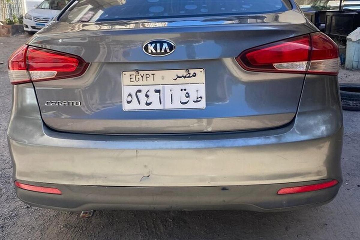 pogled od zadaj na avtomobil z registrsko tablico