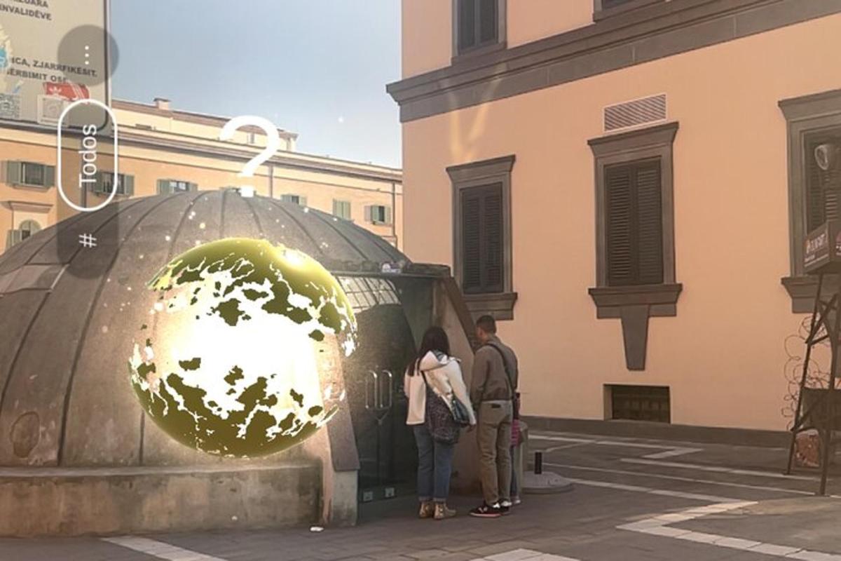 grupp inimesi, kes seisavad skulptuuri ees