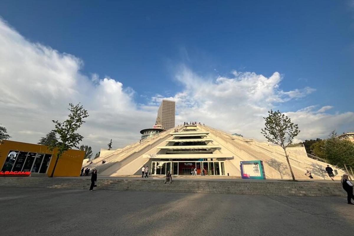 en stor hvit bygning med en stor pyramide