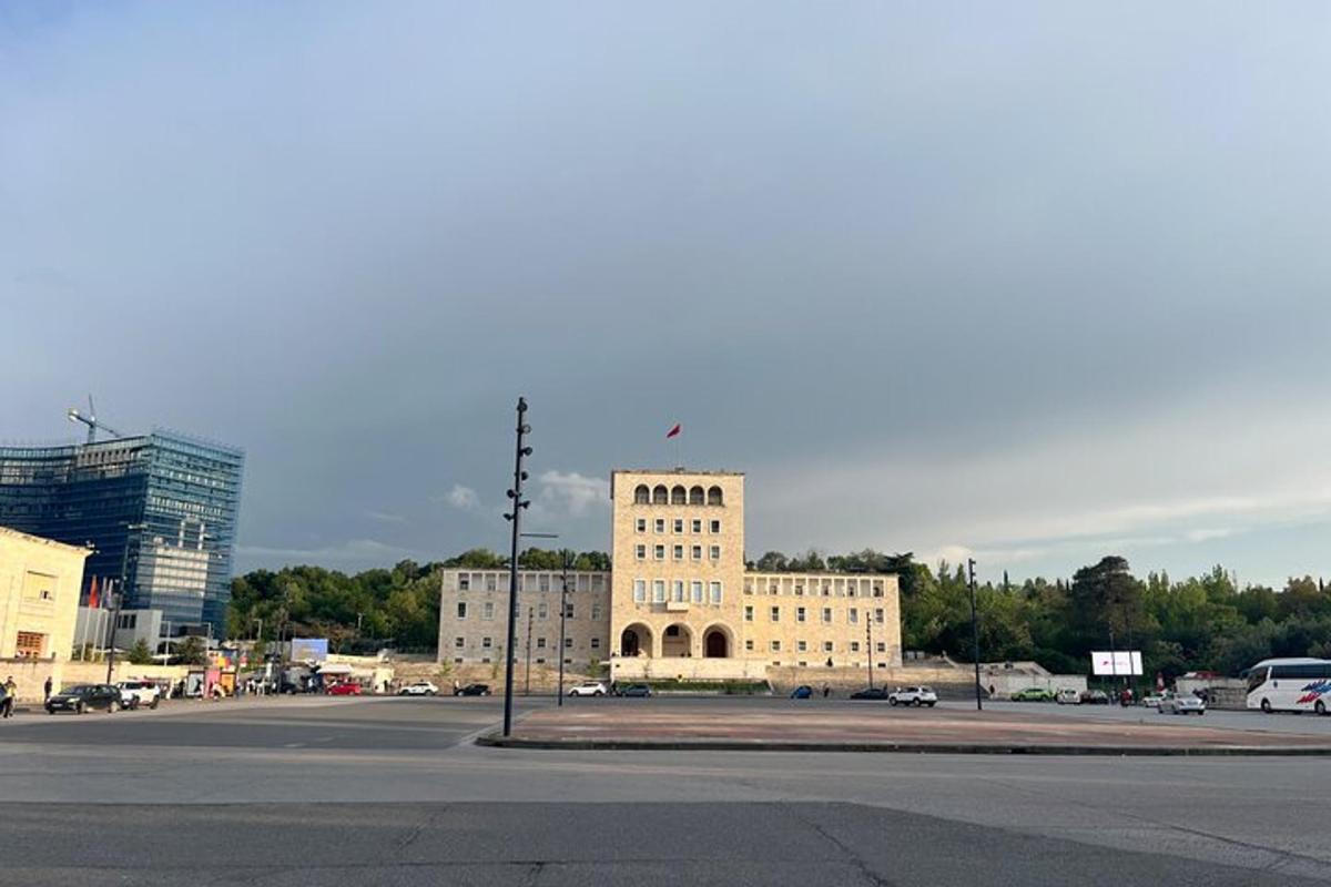 um edifício na lateral de uma rua da cidade