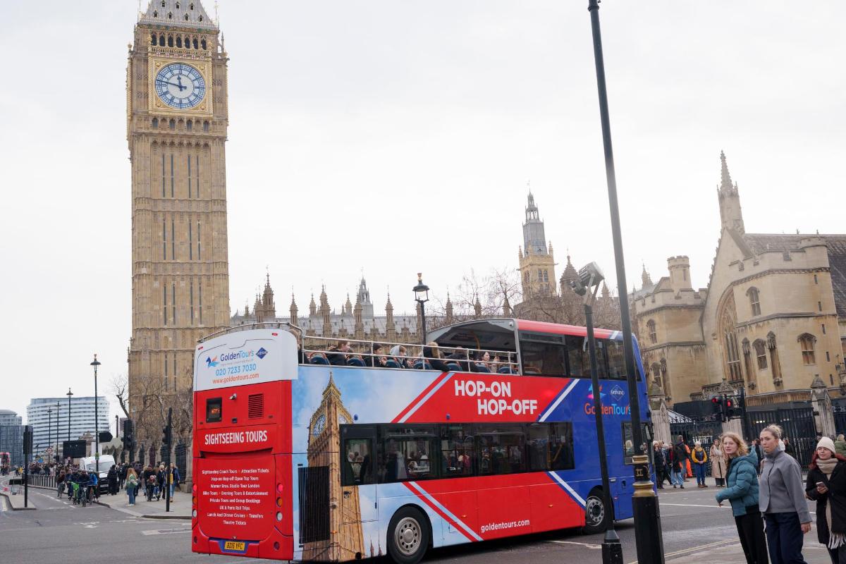 sebuah bas dua tingkat diletakkan di hadapan big ben