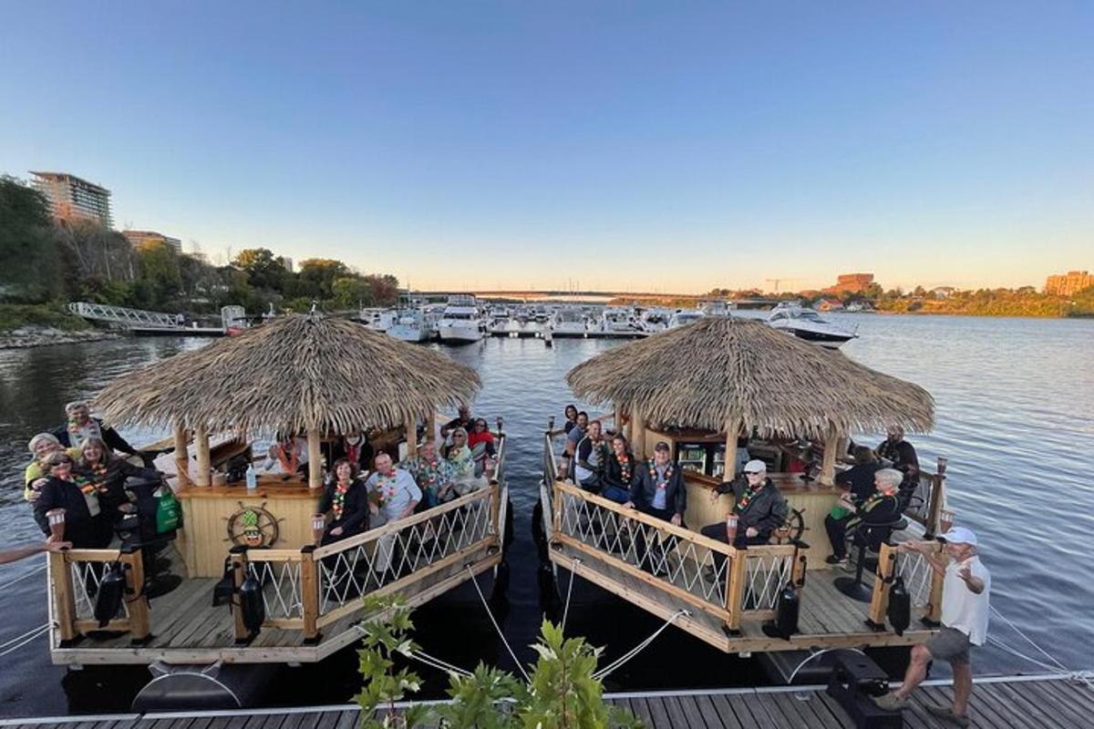 grupp inimesi pontoonpaadil vee peal