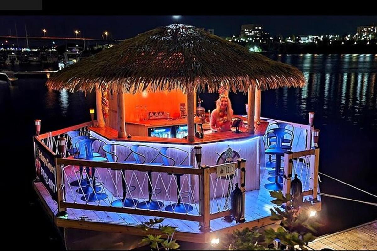 gece suda bir teknede bir bar