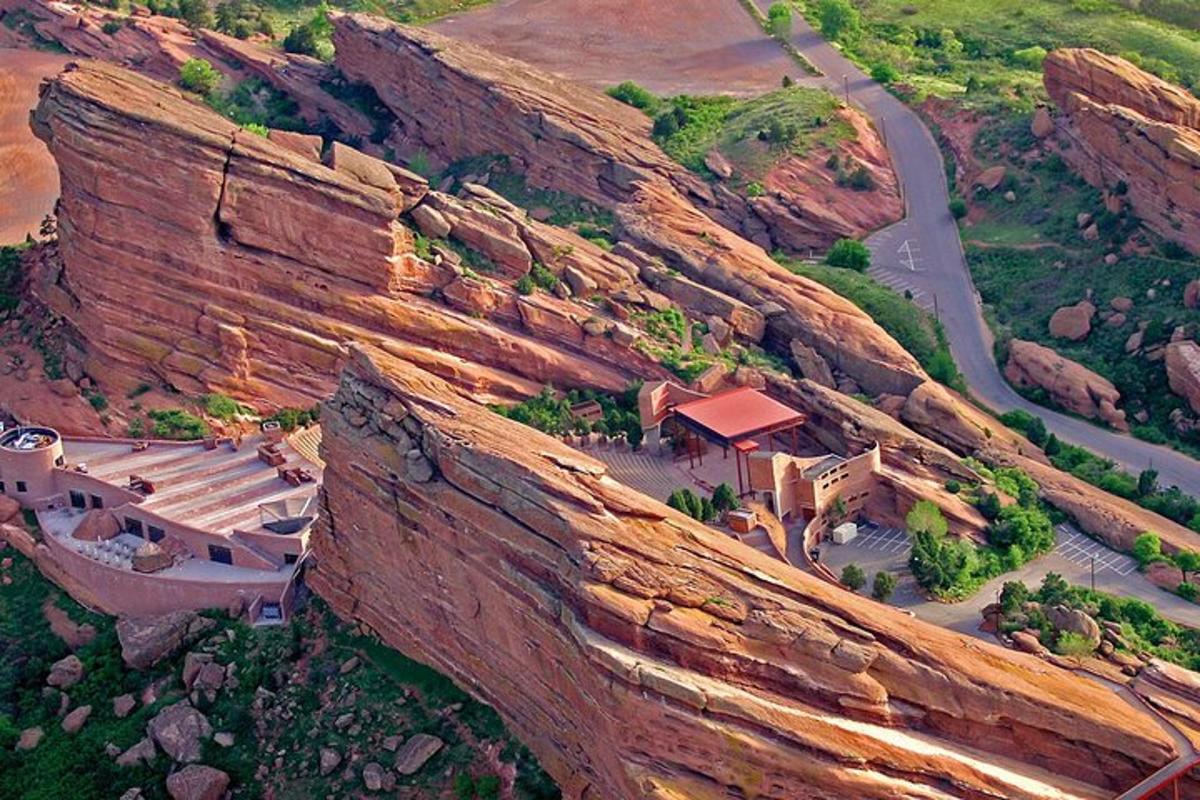山边建筑物的鸟瞰图