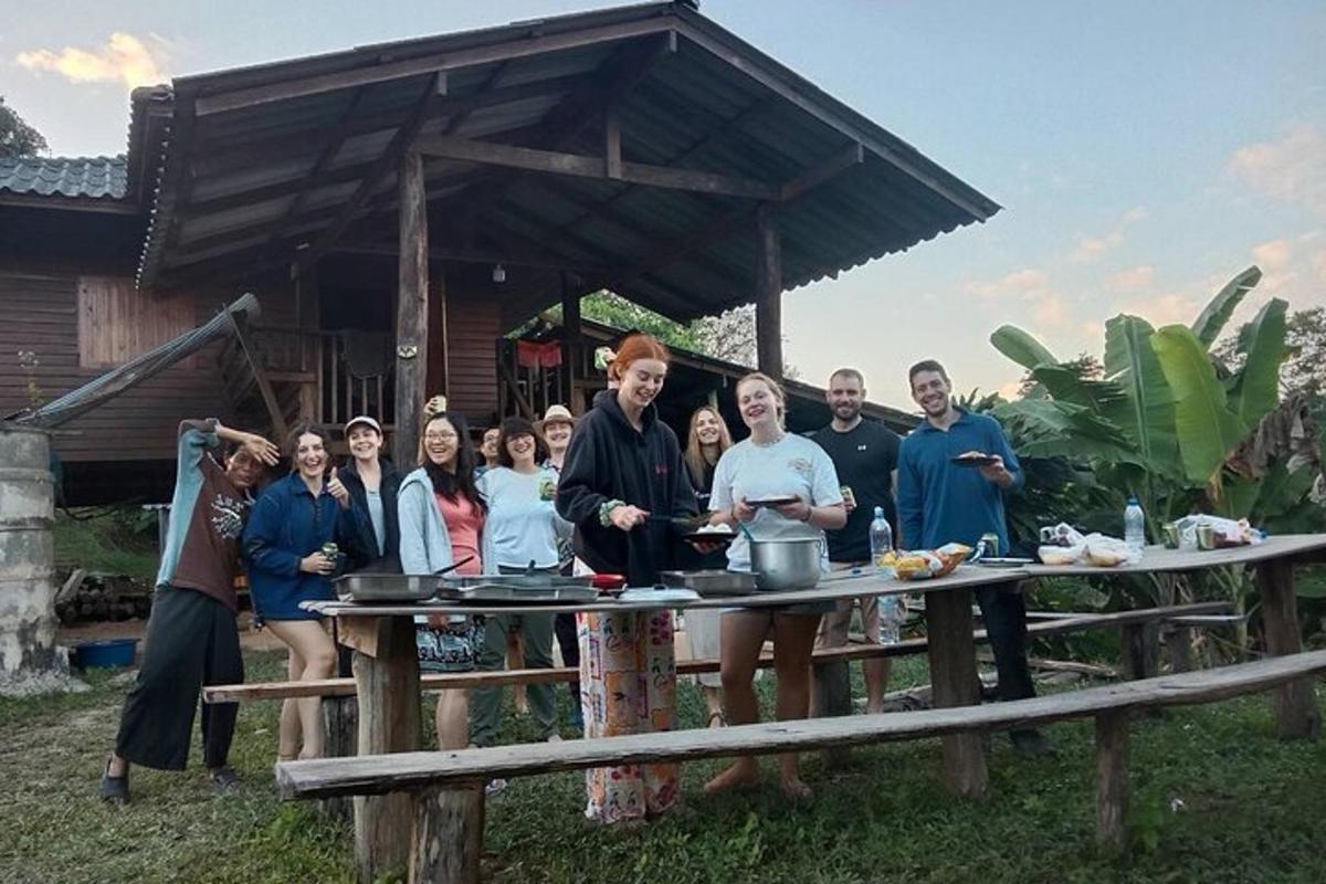 skupina lidí stojících kolem piknikového stolu