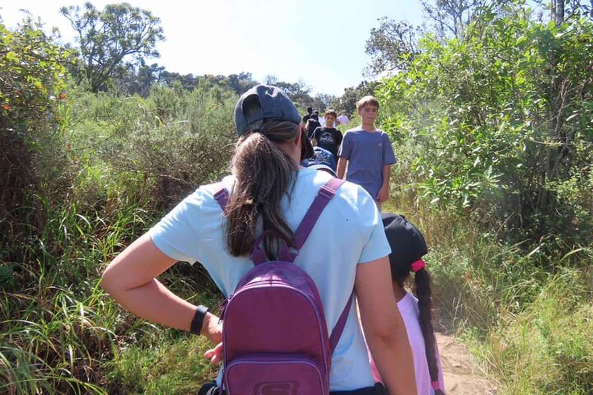 un grupo de personas caminando por un sendero