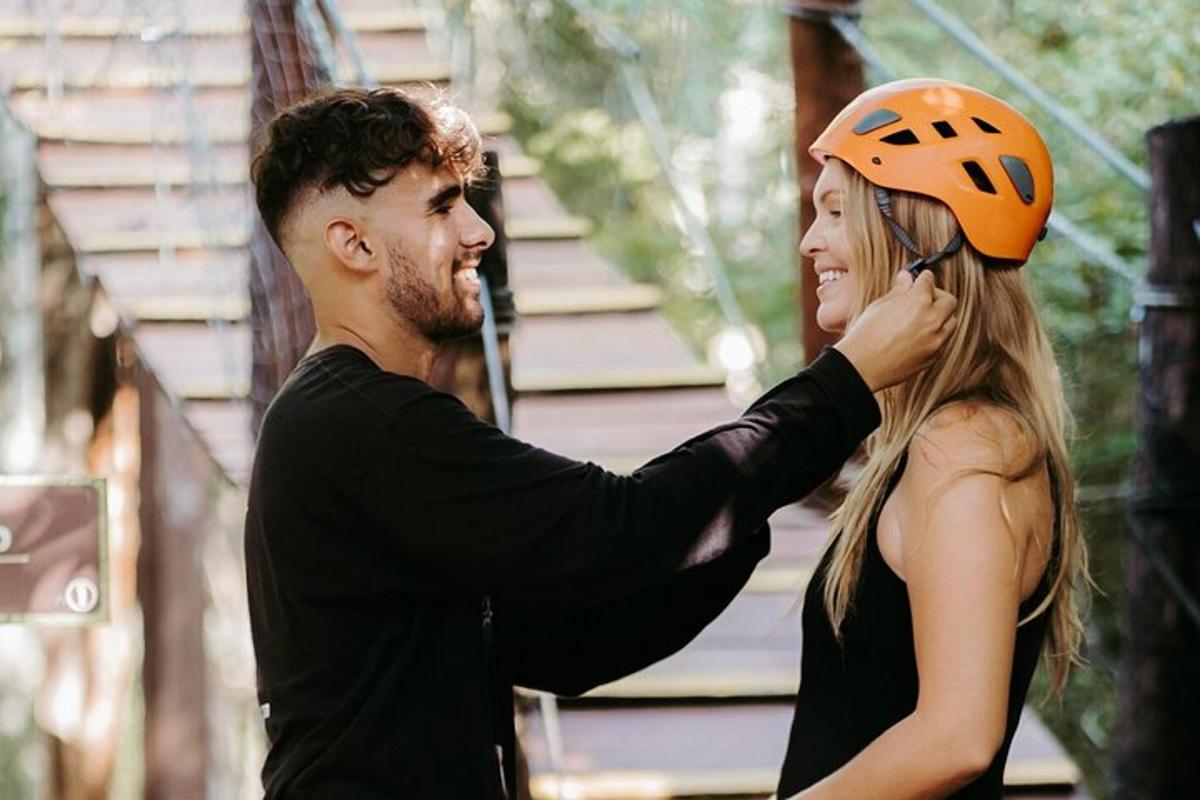 Un hombre y una mujer con un casco de calabaza