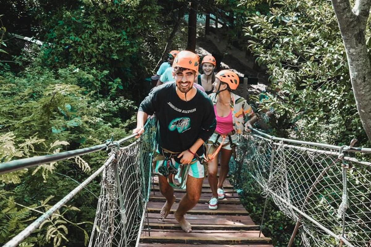 Un grupo de personas cruzando un puente colgante en la selva.
