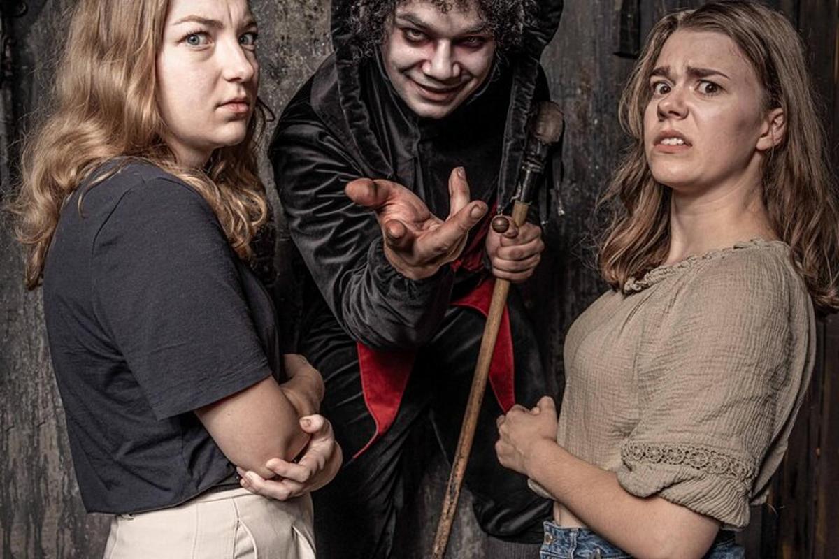 ein Mann und zwei Frauen stehen nebeneinander