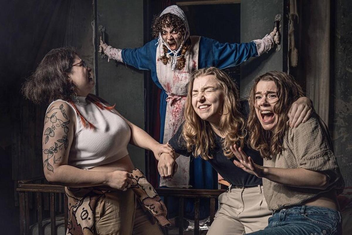 eine Gruppe von drei Frauen vor einem Clown