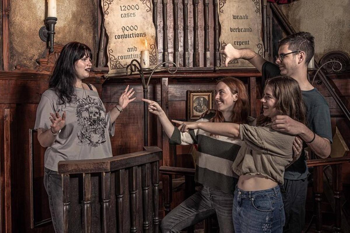 eine Gruppe von Menschen steht vor einer Orgel