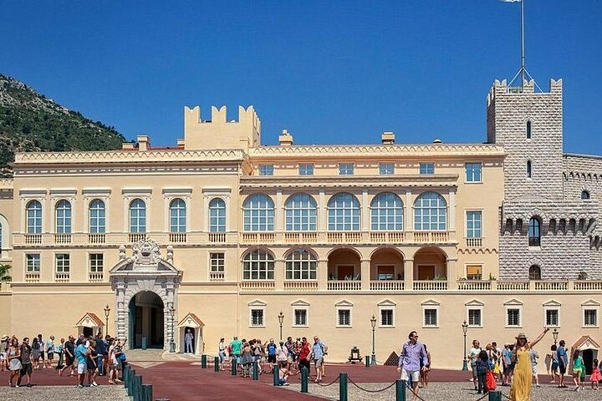 un gran edifici amb una multitud de gent dempeus a fora