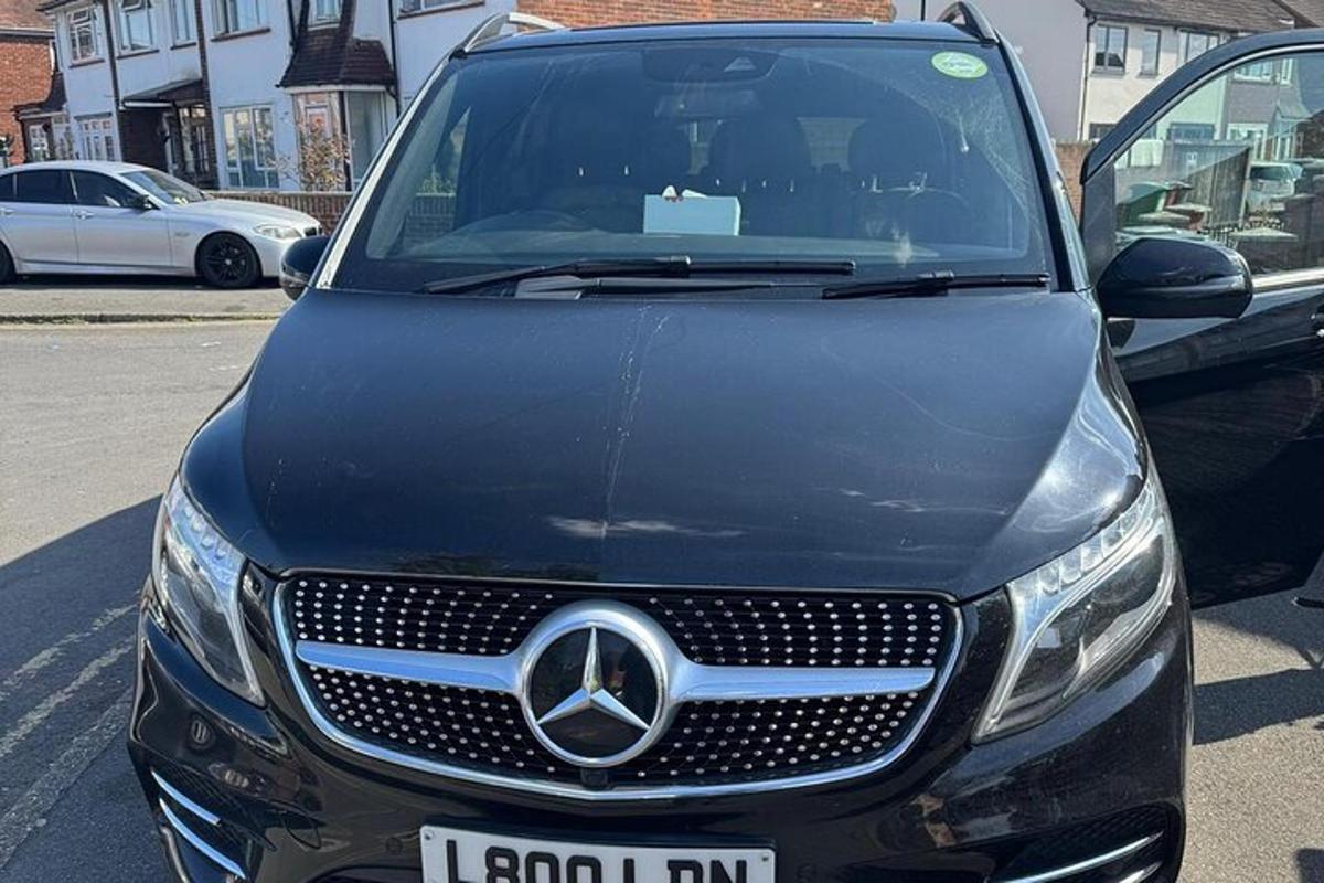 černé auto zaparkované na parkovišti