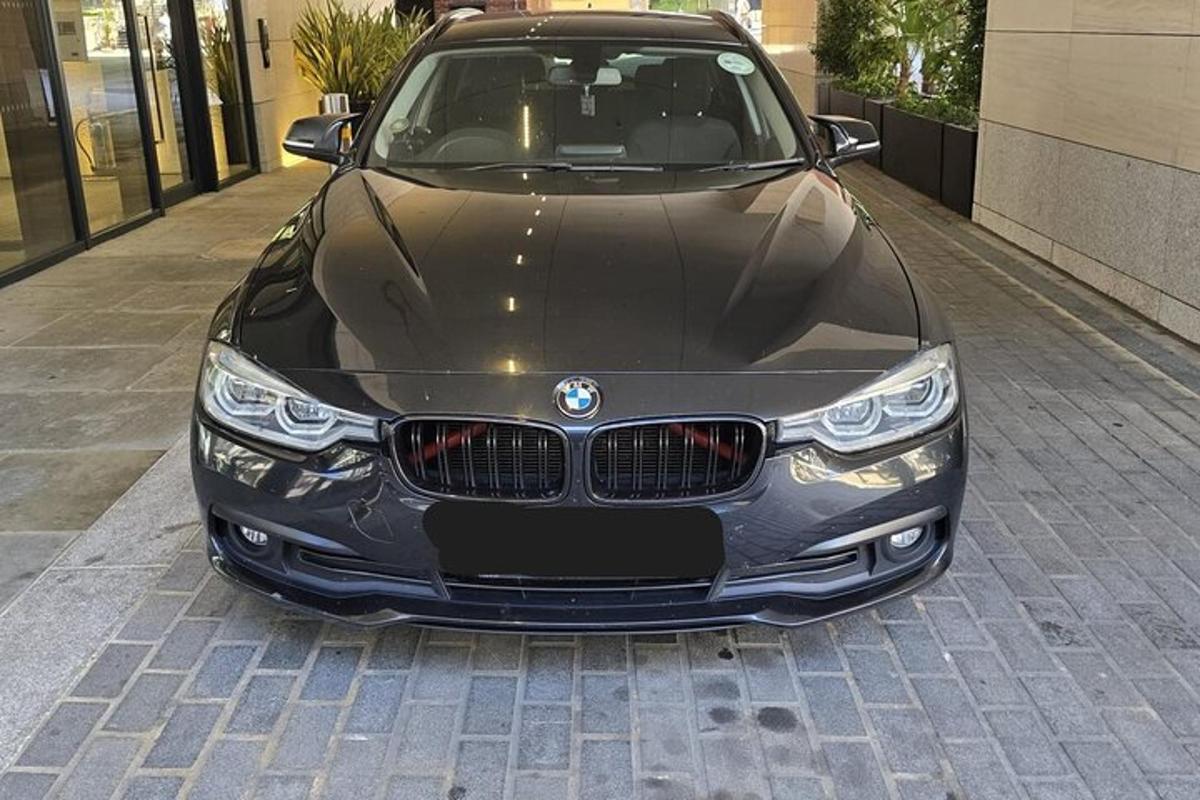 auto BMW zaparkované na ulici