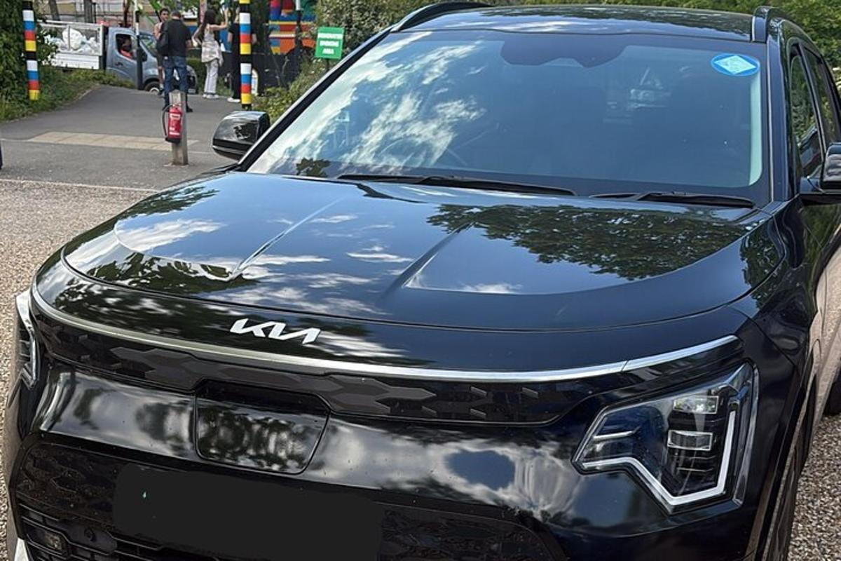 černé auto je zaparkované na ulici