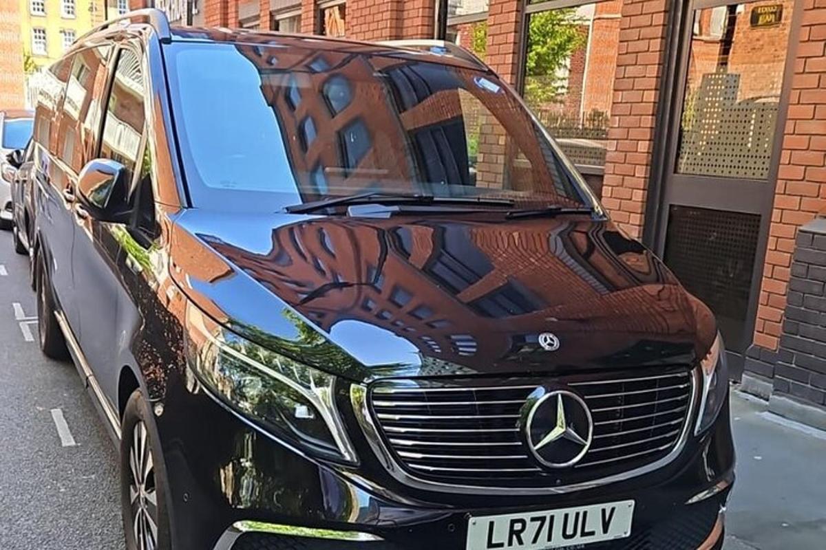 auto Mercedes Benz zaparkované na ulici