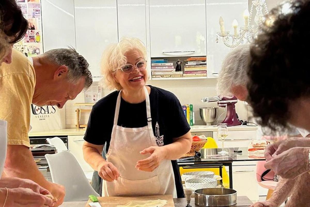 eine Frau in einer Küche mit einer Gruppe von Menschen