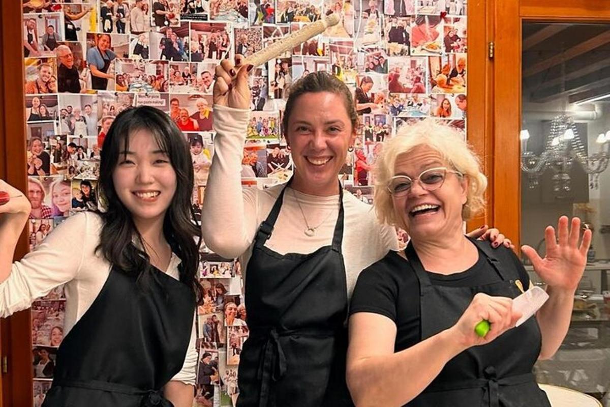 Dos mujeres y un hombre posando para una fotografía