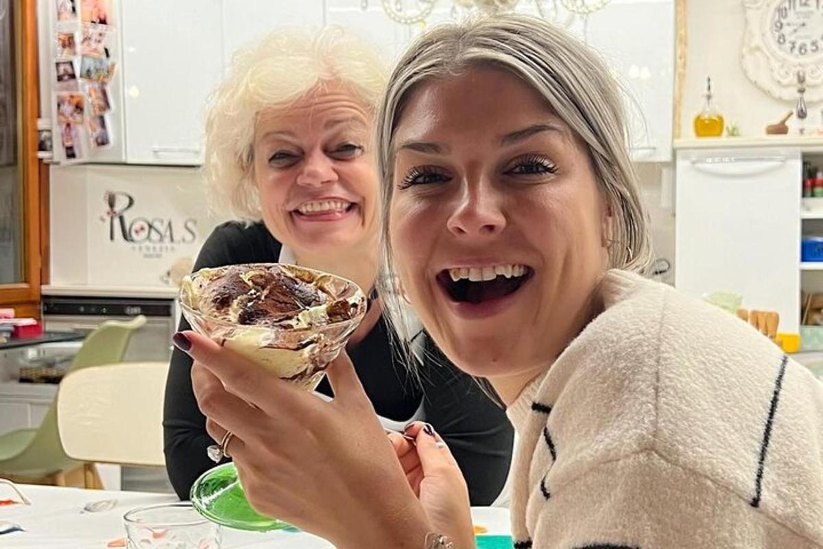 zwei Frauen sitzen an einem Tisch mit einer Schüssel Essen