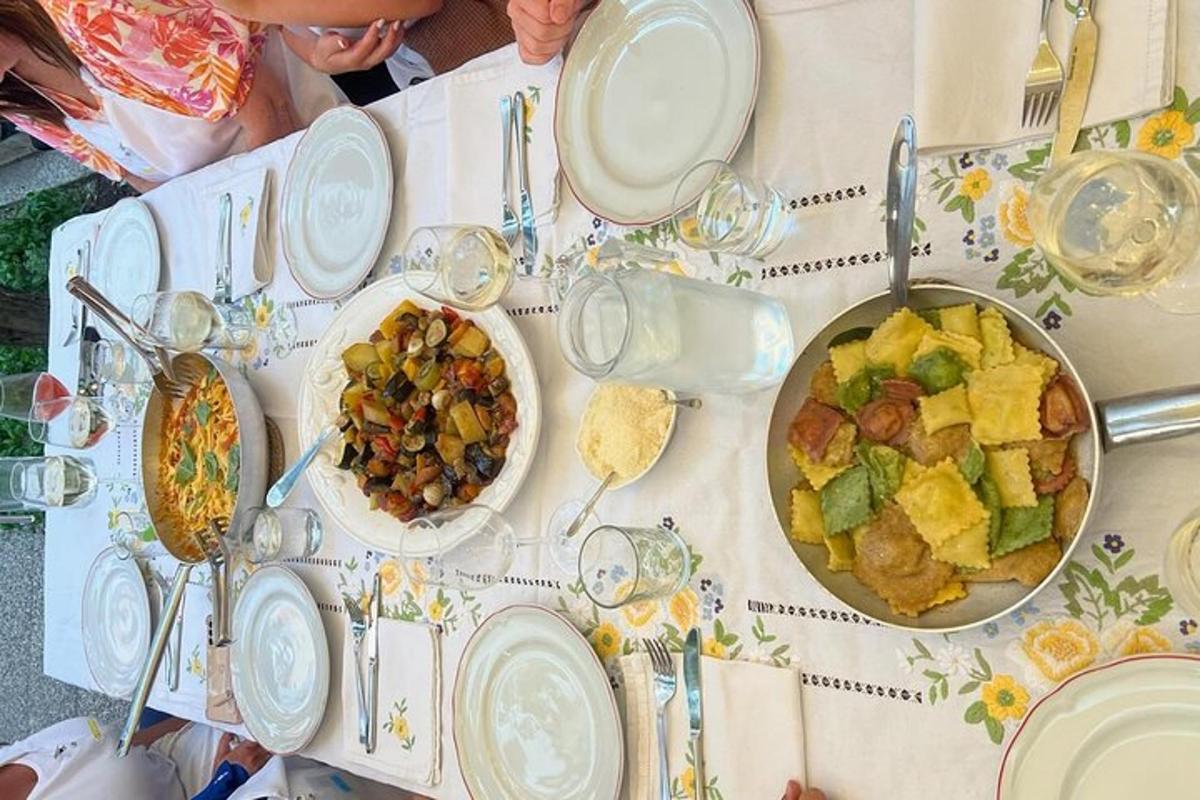 ein Tisch mit Tellern und Schüsseln voller Essen