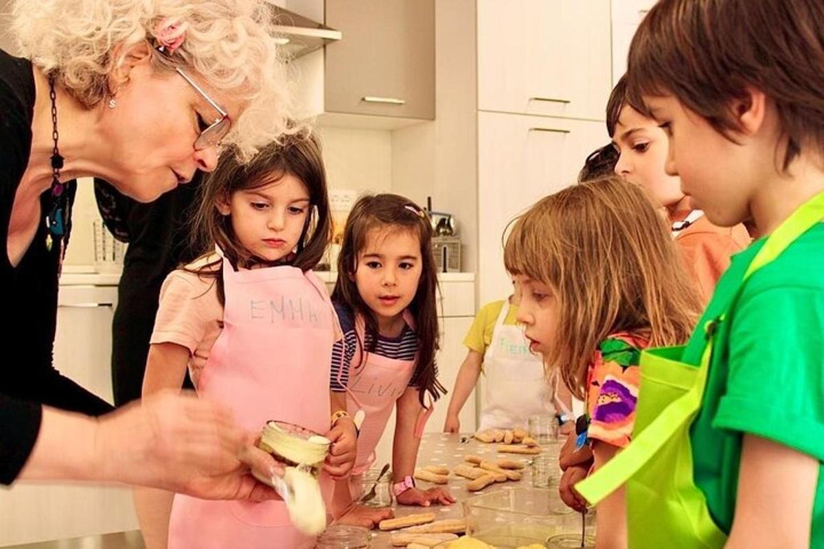 Un grupo de niños de pie alrededor de una mesa comiendo comida.
