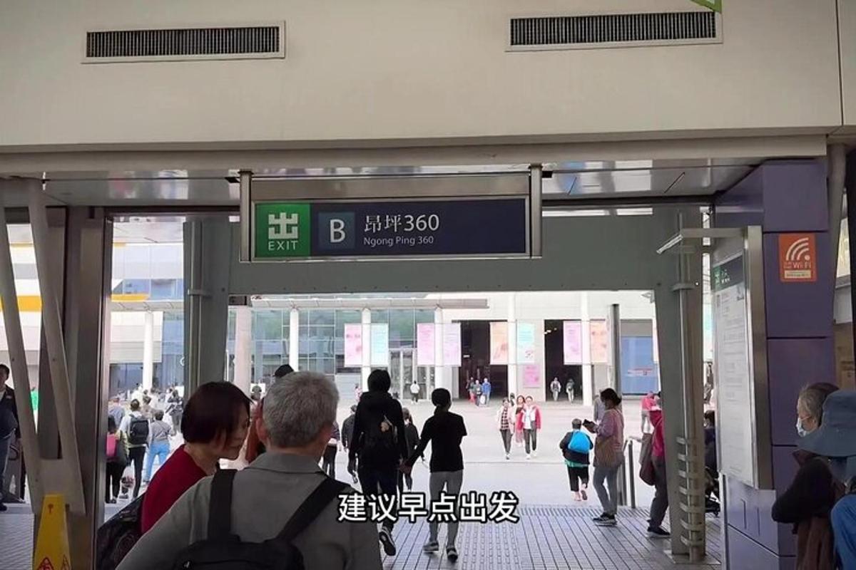 un gruppo di persone che camminano in un aeroporto