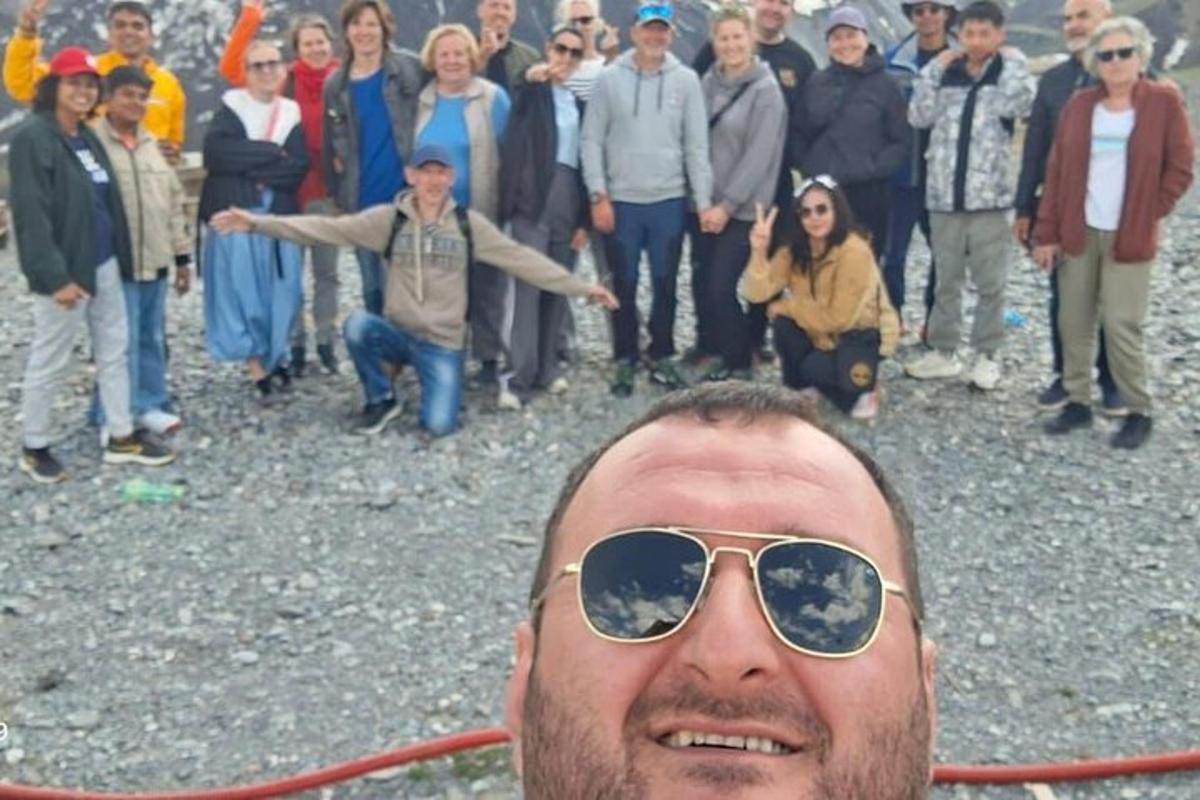 päikeseprille kandev mees inimeste grupi ees