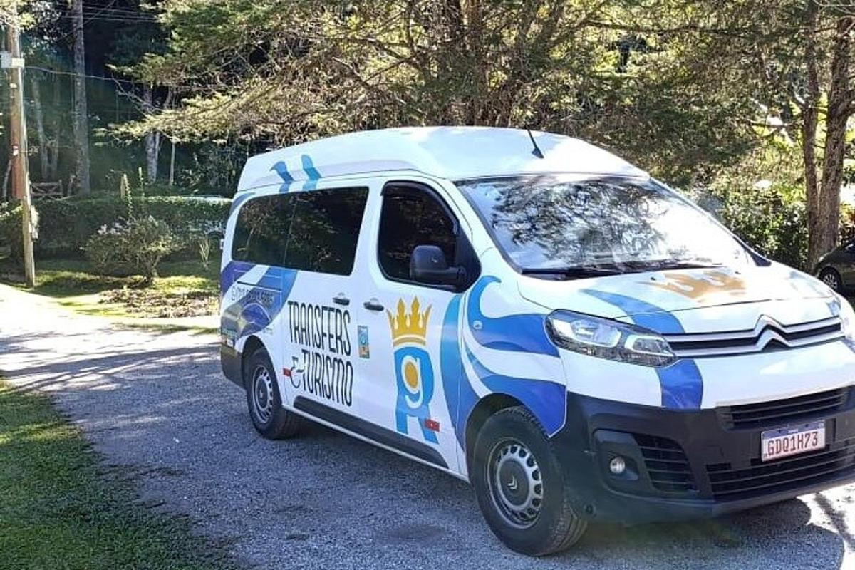 sissesõiduteele pargitud sinine ja valge kaubik