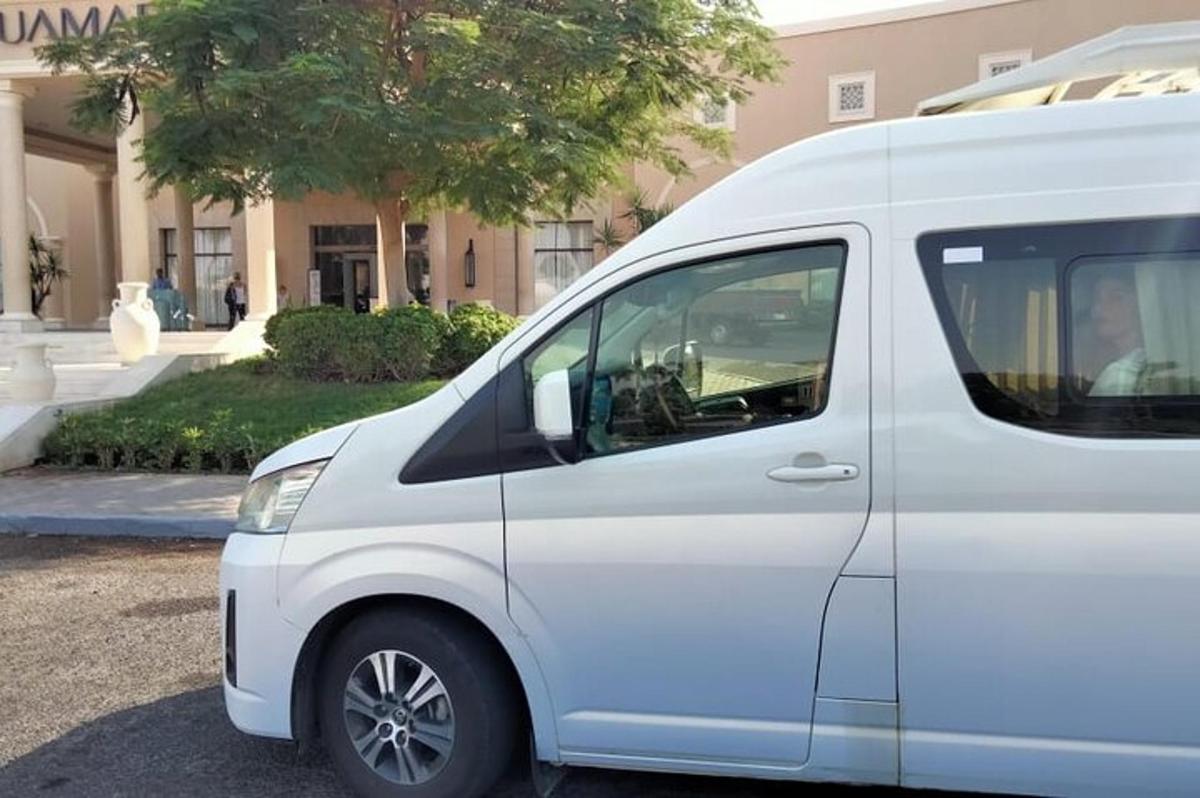 bel kombi parkiran pred stavbo