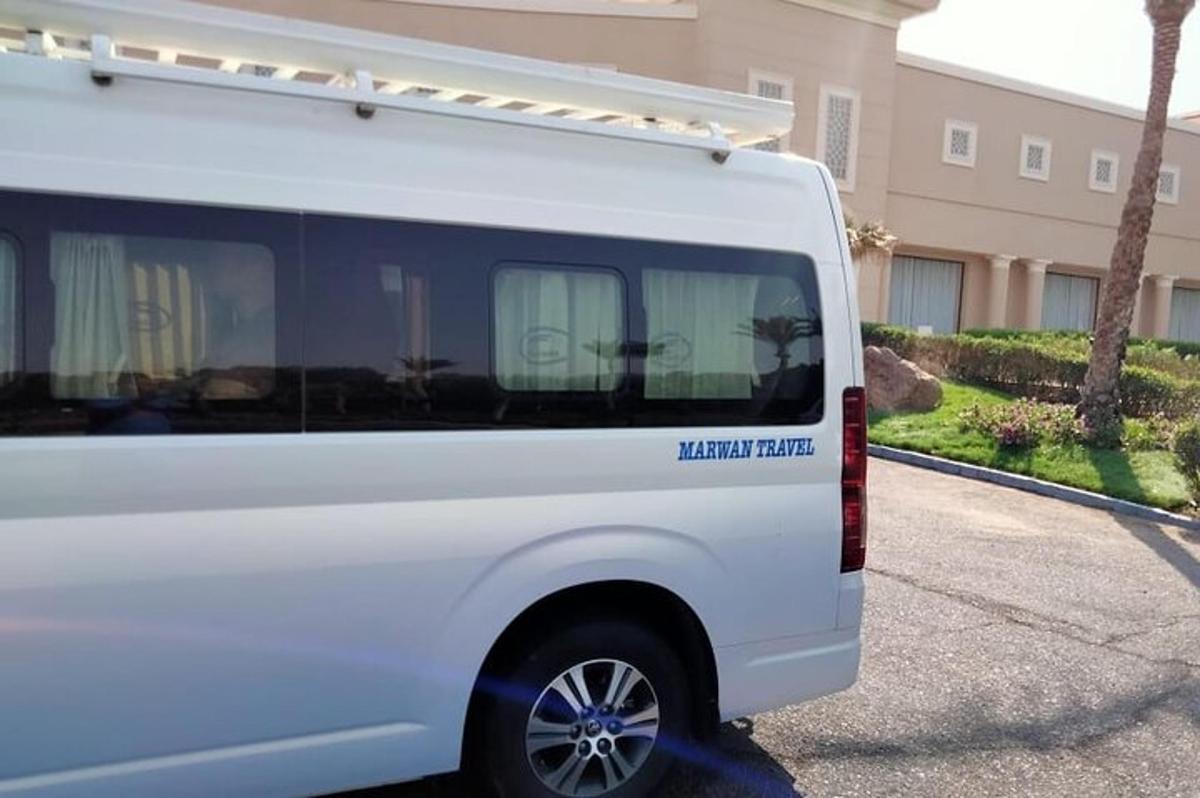 Bel kombi je parkiran na dovozu