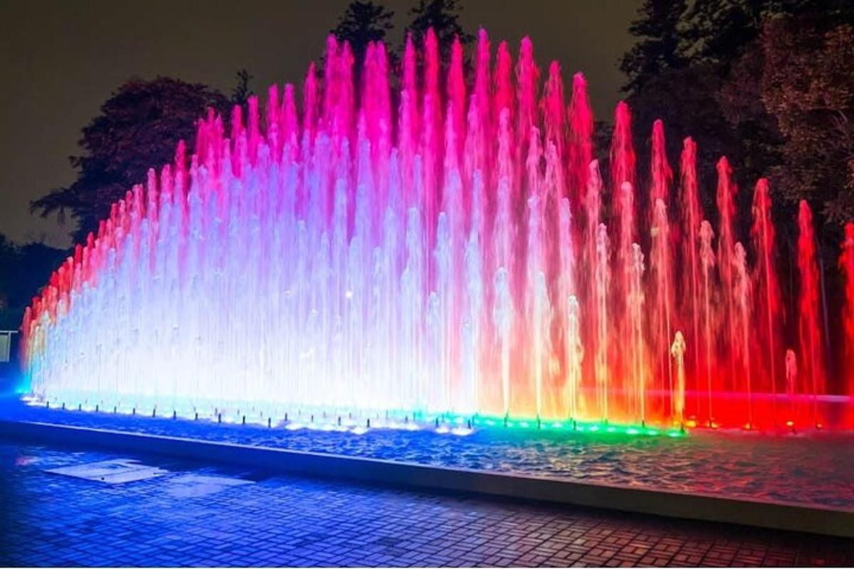 una grande fontana con luci colorate nell'acqua