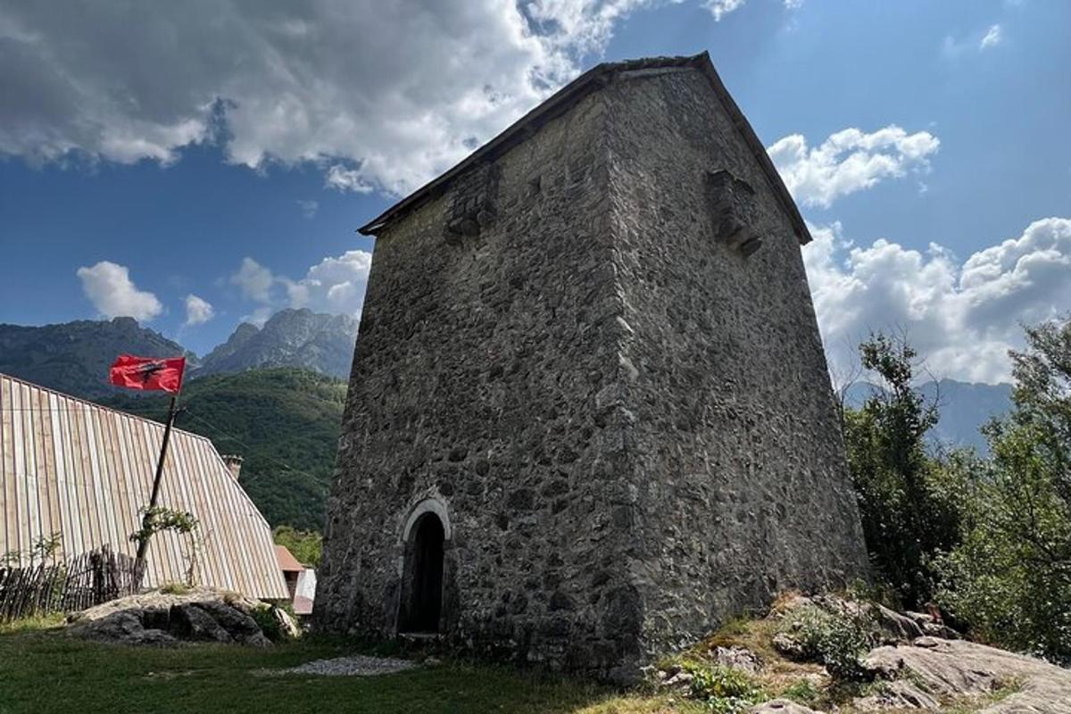 vana kivihoone, millel on punane lipp