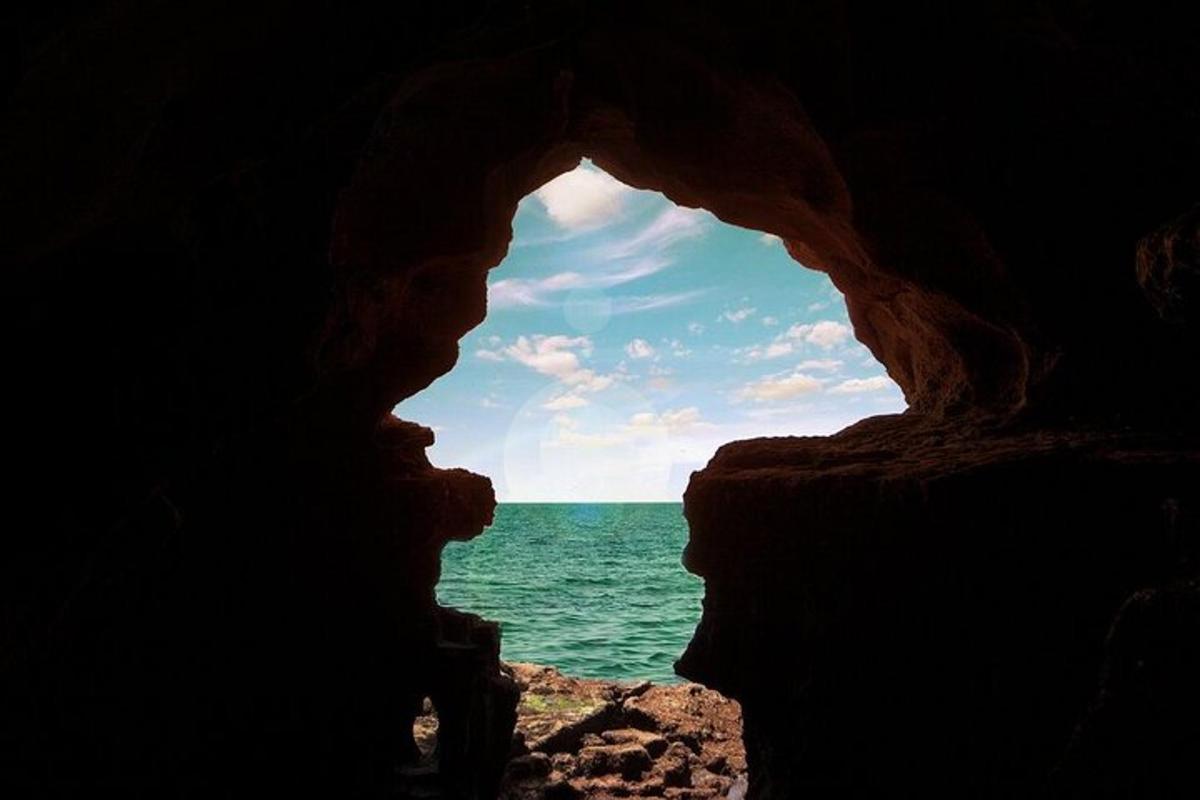 pohľad na oceán z jaskyne